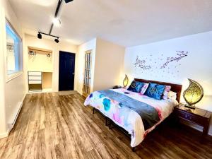 1 dormitorio con 1 cama en una habitación en shangrila waterfront vacation home en Pender Island