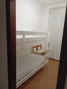 Habitación con 2 literas en una habitación en Appartamento dei Pavoni, en Punta Marina