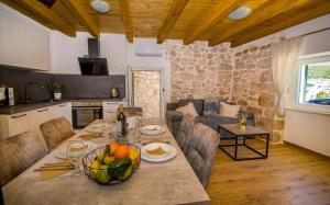 Χώρος καθιστικού στο House Olivera +19 φωτογραφίες