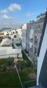 - une vue sur une ville avec des bâtiments blancs dans l'établissement Villejuif, à Villejuif