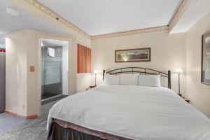 מיטה או מיטות בחדר ב-Beaver Run Resort 4705 by Great Western Lodging