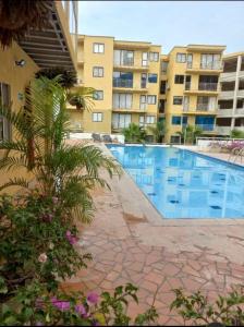una piscina frente a un edificio de apartamentos en Santa Marta Ciudad Dos Veces Santa, en Santa Marta