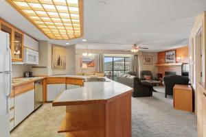 uma cozinha e sala de estar com bancada em Beaver Run Resort 4709 by Great Western Lodging em Breckenridge