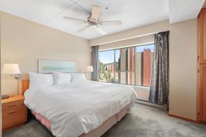 um quarto com uma cama grande e uma janela em Beaver Run Resort 4709 by Great Western Lodging em Breckenridge