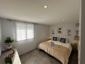 - une chambre avec un lit et une fenêtre dans l'établissement Appartement Le Cocon Proche Station Ski-Piscine, à Saint Avre la Chambre