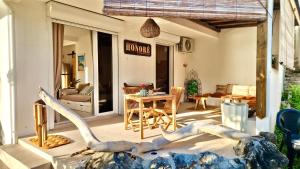 a living room with a table and a couch at Cottage Honoré Paradise in Deshaies