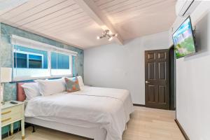 Gallery image of New OSide Palms Beach meets Fabulous in Oceanside