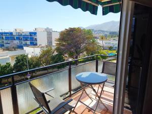balcón con mesa, sillas y vistas en RIV - Reformado, Terraza con vistas al mar, 1 dormitorio, 800 metros de la Playa en Torremolinos