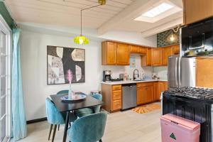 Gallery image of New OSide Palms Beach meets Fabulous in Oceanside