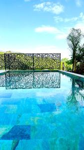 une piscine avec une clôture et de l'eau bleue dans l'établissement A CASA DI LAURENA piscine chauffée proche St Florent, à Vallecalle
