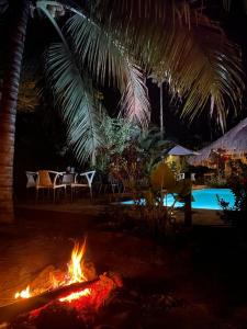 uma fogueira em frente a um resort à noite em chill out hostel em Palomino