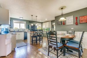 uma cozinha e sala de jantar com mesa e cadeiras em Family Spokane Valley Home with Patio and Gas Grill! em Spokane Valley