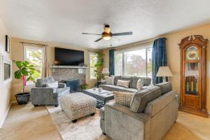 uma sala de estar com dois sofás e uma televisão em Family Spokane Valley Home with Patio and Gas Grill! em Spokane Valley