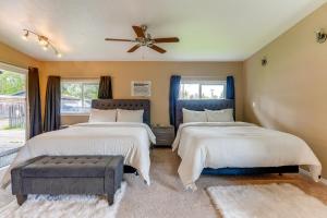 um quarto com 2 camas e uma ventoinha de tecto em Family Spokane Valley Home with Patio and Gas Grill! em Spokane Valley