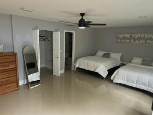 a bedroom with two beds and a ceiling fan at Elles Place in Fort Lauderdale