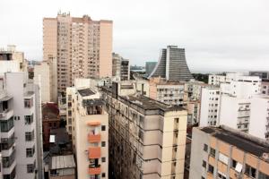 vistas a una ciudad con edificios altos en Kitnet no Centro de Porto Alegre en Porto Alegre