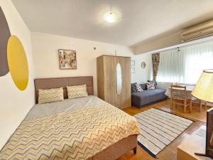 een slaapkamer met een bed en een woonkamer bij Studio Asli in Budva