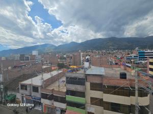 vistas a una ciudad con montañas en el fondo en Su Majestad II, en Huanta