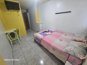 sypialnia z łóżkiem i telewizorem w obiekcie Su Majestad II w mieście Huanta