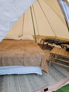 Un dormitorio con una cama en una tienda de campaña. en Le Nid des Calanques et son Jacuzzi, en Marsella