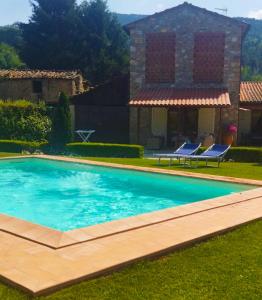 een zwembad in de tuin van een huis bij Il Casale del Nonno in Capannori