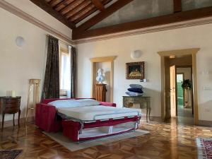 een slaapkamer met een groot bed in een kamer bij Vicenza Centro - 6 posti letto Appartamento Signorile in Vicenza