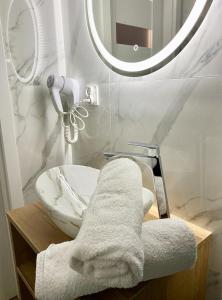 比亞韋斯托克的住宿－DOBA RENT Wysockiego 104，一间带水槽和镜子的浴室