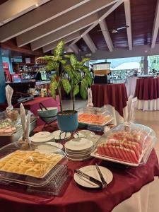 una mesa llena de comida en un mantel rojo en Hotel del Sur, en San Isidro