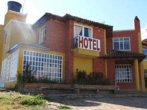 un edificio de hotel con un cartel de hotel en SORACA MANTO REAL, en Soracá