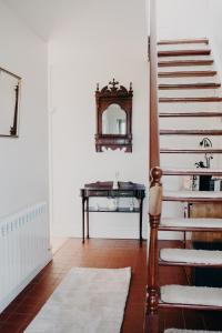 - un escalier dans une pièce avec une table et un miroir dans l'établissement DOONEEN HOUSE, à Killarney