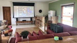 Posezení v ubytování Sítio Aconchegante com Piscina e Wi-Fi