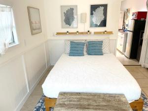 Postel nebo postele na pokoji v ubytování Cabana Tropical - Garden Studio with Private Hot Tub