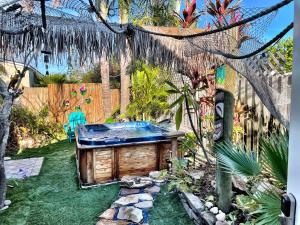 un jardín con una gran bañera en un patio en Cabana Tropical - Garden Studio with Private Hot Tub en St Pete Beach