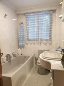 een badkamer met een bad, een toilet en een wastafel bij Casa el Correo in Villanueva del Trabuco