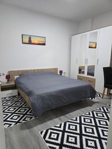 Schlafzimmer mit einem Bett, einem Schreibtisch und einem Stuhl in der Unterkunft Riverstone Retreat in Jajce