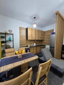 eine Küche mit einem Tisch und Stühlen sowie einem Kühlschrank in der Unterkunft Riverstone Retreat in Jajce