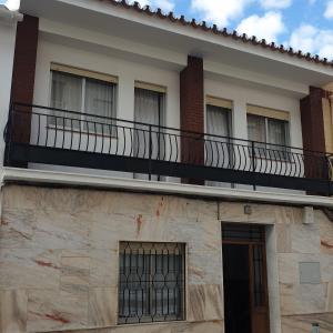 een gebouw met een balkon erboven bij Casa el Correo in Villanueva del Trabuco
