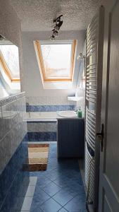 Včelákov的住宿－Apartment Vcelakov，一间带水槽和浴缸的浴室以及窗户。