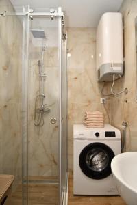 łazienka z pralką i prysznicem w obiekcie Apartments Šišević w Budvie