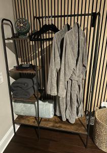 Una toalla está colgando de un estante en una habitación en The Mercantile on the Katy Trail, en Hermann