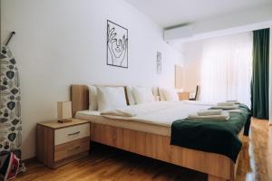 ein Schlafzimmer mit einem großen Bett mit Handtüchern darauf in der Unterkunft Darki Apartments 2 - Very Central Stay With Free Parking in Ohrid