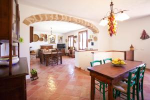 a kitchen and living room with a table and chairs at Villa Pedra Moro in Alghero