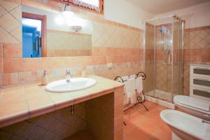 a bathroom with a sink and a shower at Villa Pedra Moro in Alghero
