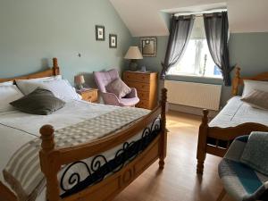 Un pat sau paturi într-o cameră la Foxgloves Ballinskelligs