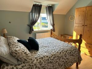 Un pat sau paturi într-o cameră la Foxgloves Ballinskelligs