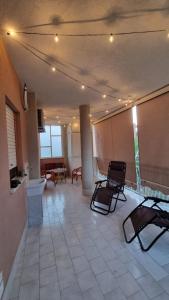 TOURIST HOUSE Le casette di Sofì في باغيريا: غرفة كبيرة مع كرسيين وطاولة