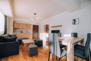 sala de estar y cocina con mesa y sillas en Darki Apartments 2 - Very Central Stay With Free Parking en Ohrid