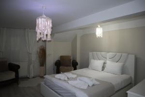 1 dormitorio con 1 cama con toallas en ERKUL OLD CITY, en Estambul