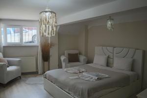 1 dormitorio con 1 cama, 1 silla y 1 lámpara de araña en ERKUL OLD CITY, en Estambul