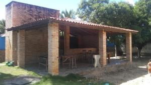 ceglany dom ze stołem przed nim w obiekcie Casa de praia Vera w mieście Caucaia